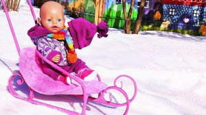 Кукла БЕБИ БОН на прогулке Без Шапки! Смешные видео с пупсиками Baby Born. Детские мультики