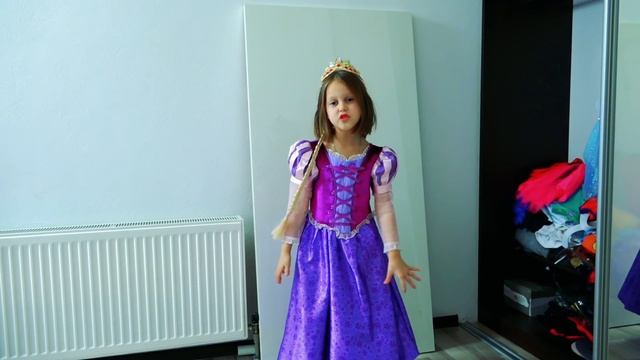 ШКОЛЬНЫЙ БАЛ ! Какое платье выбрать для праздника? Почему Амелия расстроилась? Амелька Карамелька