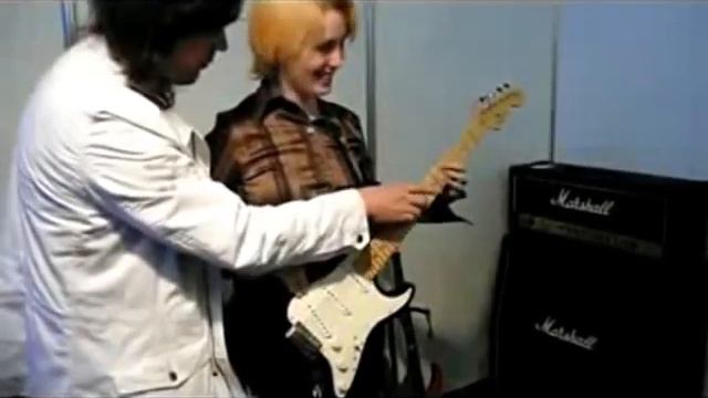 TAPPING! Two persons play one guitar! смотреть онлайн