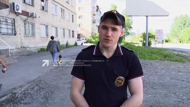 Неизвестные ограбили местную жительницу в одном из кафе Златоуста в районе Гагарина смотреть онлайн