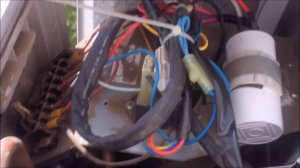 Ремонтирую сплит систему. Мне повезло компрессор работает. Замена конденсатора.