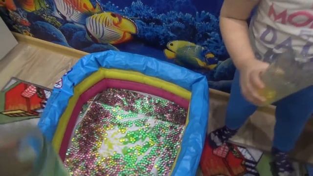 Красим Орбиз в разные цвета Сюрпризы в Орбиз Бассейн с шариками Орбиз Orbiz paint in various color смотреть онлайн