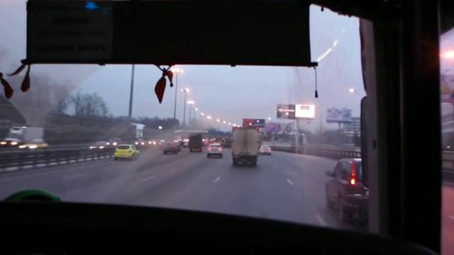 Подъезжаем к Москве на автобусе №451 по Ярославскому шоссе смотреть онлайн