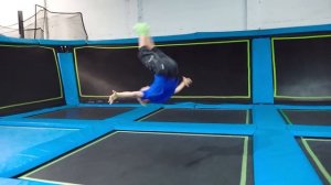 Крис празднует свой 4-й день рождения с друзьями