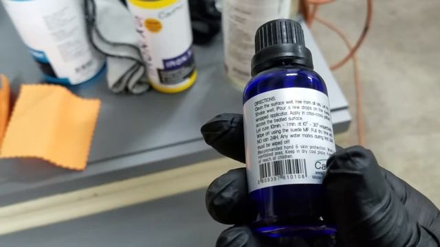 Applying C Quartz DLUX trim and wheel coating to a wheel. смотреть онлайн