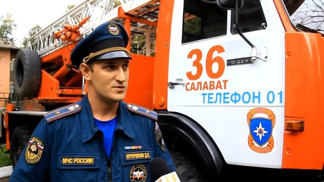 Unews. В Салавате 12-летний мальчик оказался на карнизе пятиэтажного дома. смотреть онлайн