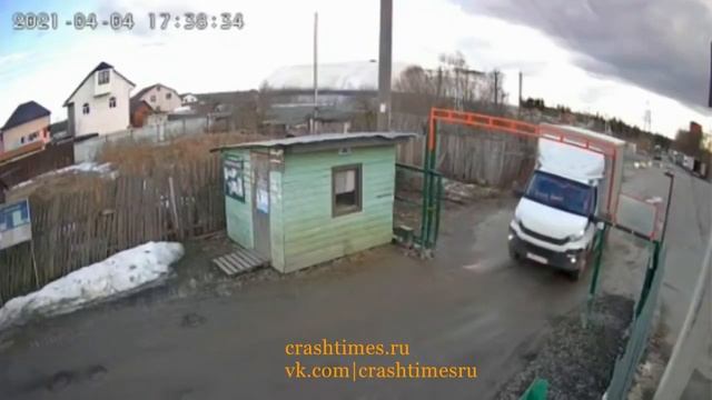 Где-то в России. Участники СНТ на собрании решили поставить ограничитель высоты на КПП и ... смотреть онлайн