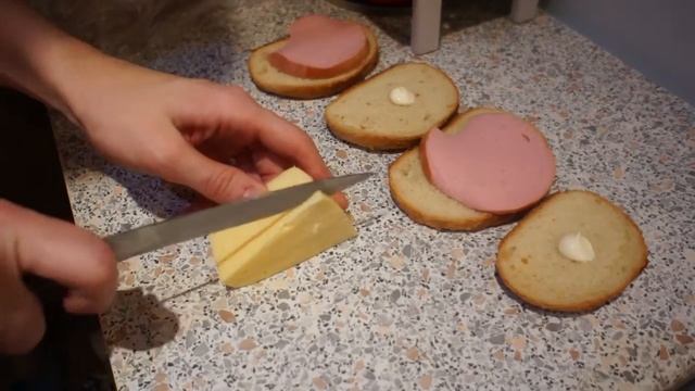 Сэндвич с колбасой и сыром. И мазиком. смотреть онлайн
