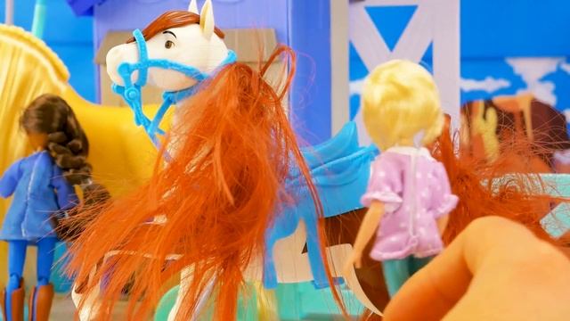 Grooming Barn Disaster! | SPIRIT RIDING FREE смотреть онлайн