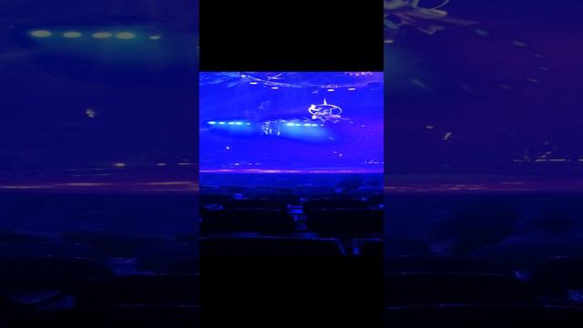 чика отжигает на кольце в воздухе в цырке.mp4