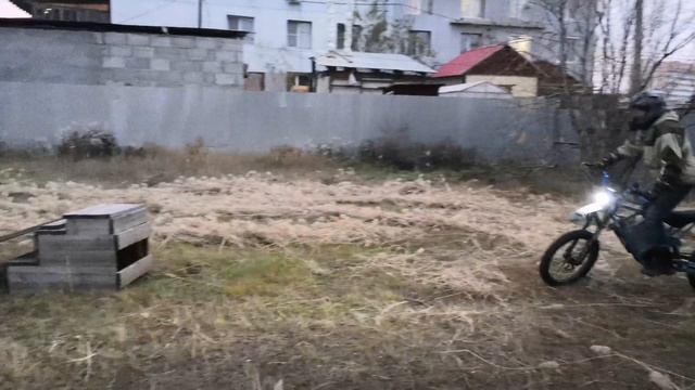 Тренировка, прыгаем через препятствие Ebike электробайк электроэндуро