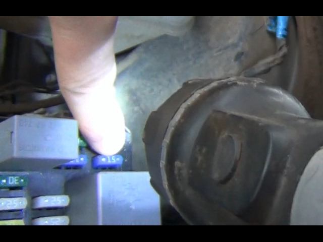 Замена предохранителя аварийной сигнализации в монтажном блоке под капотом KIA - Spectra смотреть онлайн