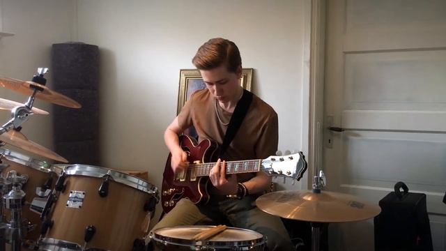 Playing guitar and drums at the same time (Funky!) смотреть онлайн