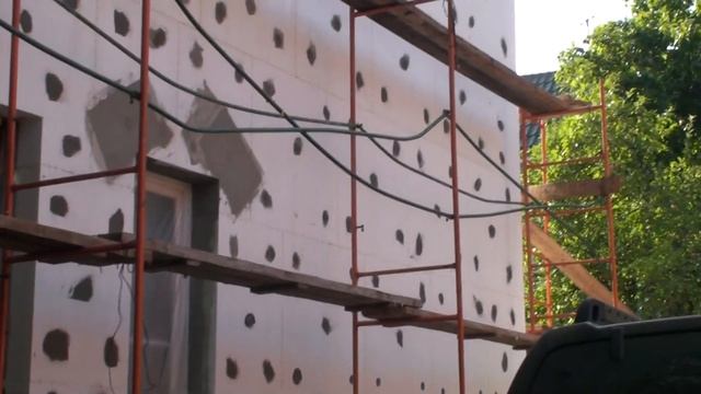 Приклеен пенопласт на стены газобетонного дома, проверяем качество приклейки, дюбелирования смотреть онлайн