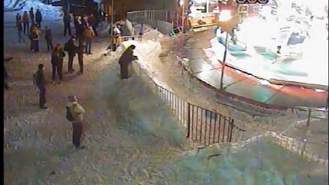 Каток в парке Горького - Зима 2010 - аттракцион BreakDance смотреть онлайн