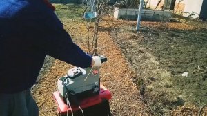 Садовый измельчитель веток «Зубр ЗИЭ-44-2800» в работе - Видео отзывы