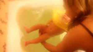 Как купать трехмесячного ребенка в круге в ванне (How to bathe a third months child in the bath)