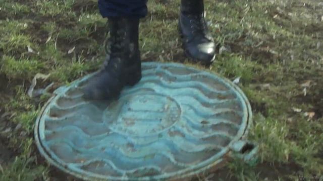 Открытие чугунного люка двумя пальцами смотреть онлайн