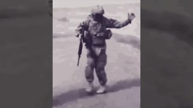 Солдат США танцует под [[SweetDrag - FBR]]