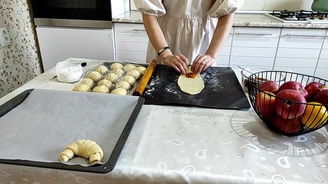 Домашние Сдобные Рогалики с Яблочным Джемом, Дождливый Осенний День