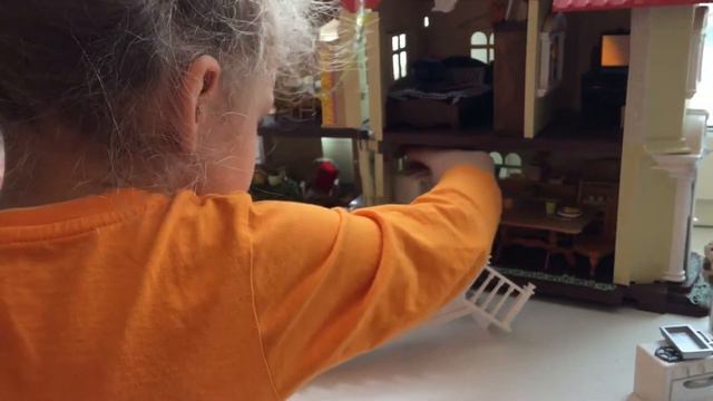 Как обустроить дом. Семья Sylvanian Families. смотреть онлайн