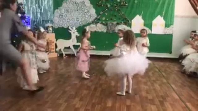 танец с новогодними шариками смотреть онлайн