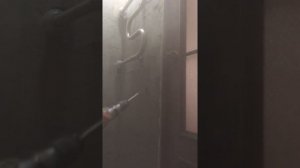 Отбивание плиточного клея со стены