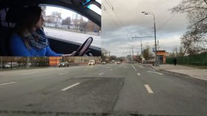 Вождение на автомате в городе. Ученица с автоинструктором. Учимся водить