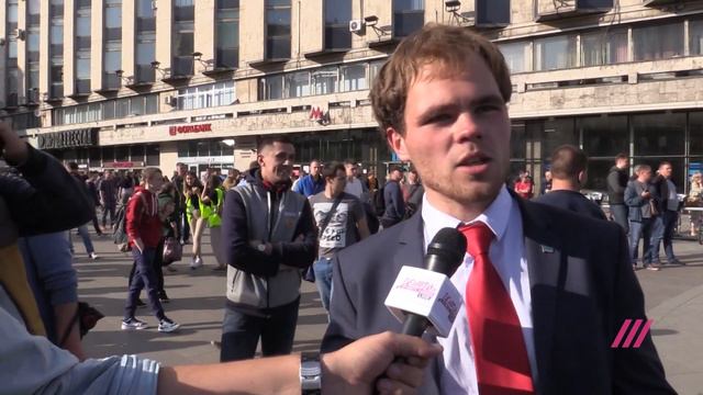 Депутата ЛДПР упаковали менты, когда тот оправдывал их действия... смотреть онлайн