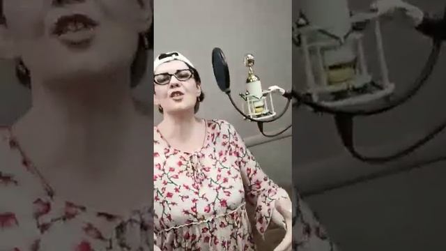 15 06 22 Оля Рабия студия, снимает Антон на телефон смотреть онлайн