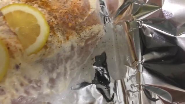 РЫБА В ФОЛЬГЕ ЗАПЕЧЁННАЯ В ДУХОВКЕ . ВКУСНАЯ РЫБА ! смотреть онлайн