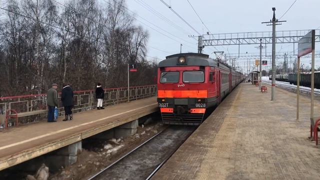 Электропоезд ЭД2Т-0028 станция Софрино смотреть онлайн