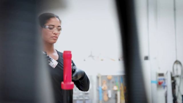 06b Reparer brede samlinger og inderbeklædning med sealer TEROSON® MS 9320 SF смотреть онлайн