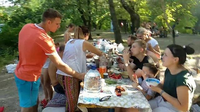 Отмечаем день рождения друзей Макса и Веры на природе. смотреть онлайн