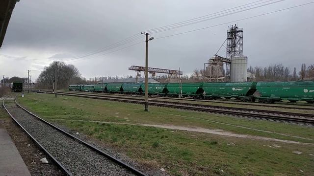 Тепловоз 2М62У-0213 толкает вагоны на ст.Хмельник