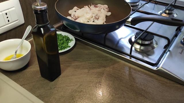 Закуска из кальмаров?/ Antipasto di calamari ? смотреть онлайн