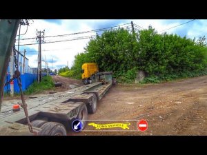 Узковато в Подмосковье на трале…Экскаватор скользит по тралу