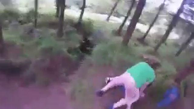 В Якутске на речке Лена плывет Медведь(49) смотреть онлайн