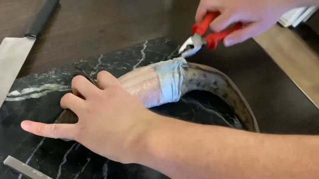 How To Skin A Burbot / как снять шкуру с налима