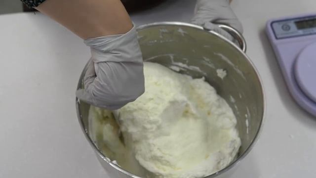 Удивительный процесс! ручная работа по приготовлению разнообразных макарунов.mp4