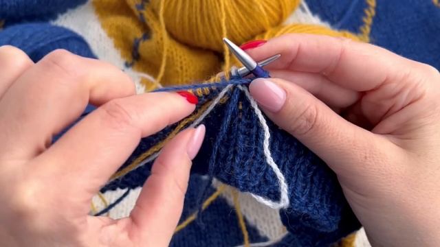 Джемпер спицами с ромбами. Как вязать интарсию? Вязание спицами. смотреть онлайн