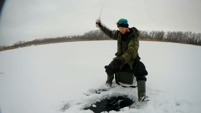 Щука и окунь на блесну.Зимняя рыбалка, закрытие сезона 2020 смотреть онлайн