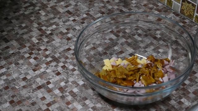 РЕЦЕПТ ПРАЗДНИЧНЫЙ САЛАТ СТО ГРАММ/RECIPE WE PREPARE IN RUSSIA A FESTIVE SALAD ONE HUNDRED GRAMS/