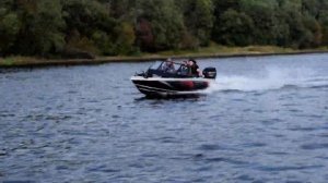 Алюминиевая лодка Вельбот-45AU на ходу