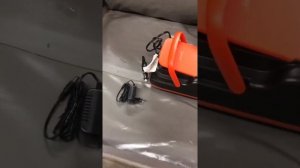 Накачиваем лодку насосом со встроенным аккумулятором Stermay.