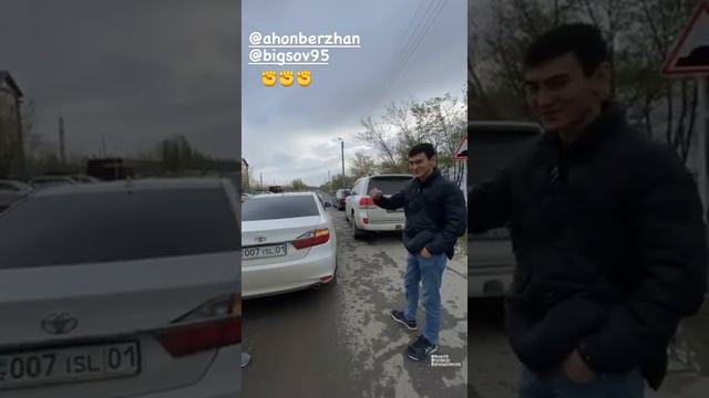 В Атырау толпа собралась перед акиматом и искала «клад» смотреть онлайн