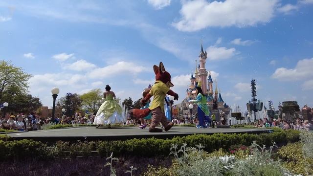 ? A Day in Disneyland Paris: May 2023 смотреть онлайн