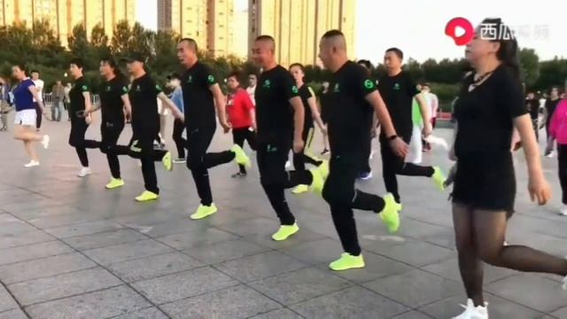 ТОТ САМЫЙ, Китайский Танец ( в Зелёных кроссовках) танцы 回头看看 Shaffle dance, простой и лёгкий Шаффл смотреть онлайн