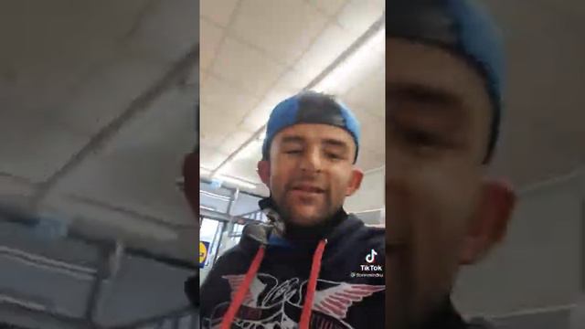 Florin Mândru ia ciocolata de la Kaufland. смотреть онлайн