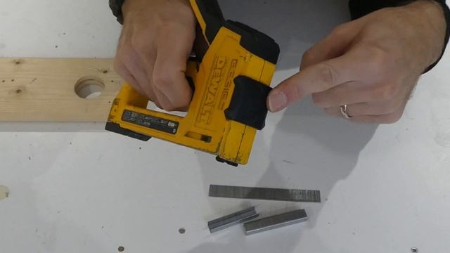 How to load staples in the DeWalt 5 in 1 Multi Tacker смотреть онлайн